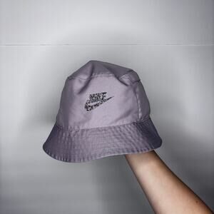 REVERSIBLE NIKE BUCKET HAT